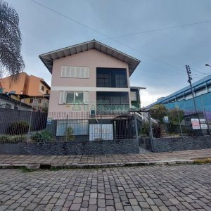 Casa com 337m², 3 dormitórios, 4 vagas, no bairro Planalto em Caxias do Sul para Comprar