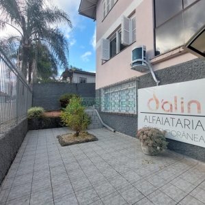 Casa com 337m², 3 dormitórios, 4 vagas, no bairro Planalto em Caxias do Sul para Comprar