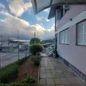 Casa com 337m², 3 dormitórios, 4 vagas, no bairro Planalto em Caxias do Sul para Comprar