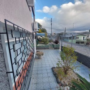 Casa com 337m², 3 dormitórios, 4 vagas, no bairro Planalto em Caxias do Sul para Comprar