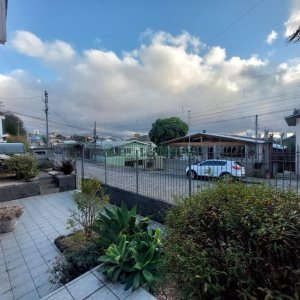 Casa com 337m², 3 dormitórios, 4 vagas, no bairro Planalto em Caxias do Sul para Comprar