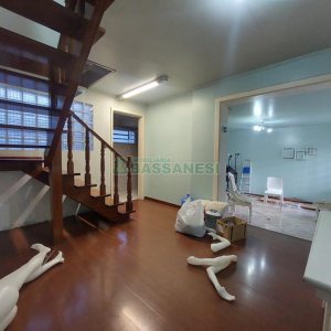 Casa com 337m², 3 dormitórios, 4 vagas, no bairro Planalto em Caxias do Sul para Comprar