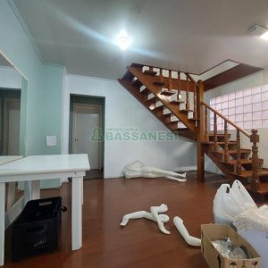 Casa com 337m², 3 dormitórios, 4 vagas, no bairro Planalto em Caxias do Sul para Comprar