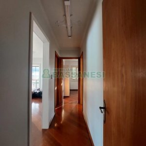Casa com 337m², 3 dormitórios, 4 vagas, no bairro Planalto em Caxias do Sul para Comprar