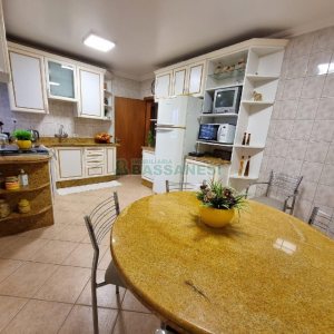 Apto Mobiliado com 132m², 3 dormitórios, 2 vagas, no bairro São Pelegrino em Caxias do Sul para Alugar