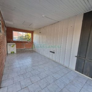 Casa com 70m², 3 dormitórios, 1 vaga, no bairro Ana Rech em Caxias do Sul para Alugar