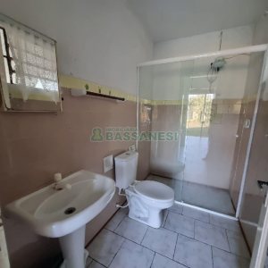 Casa com 70m², 3 dormitórios, 1 vaga, no bairro Ana Rech em Caxias do Sul para Alugar