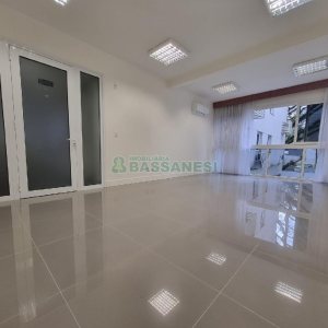 Sala com 33m², no bairro Centro em Caxias do Sul para Alugar ou Comprar