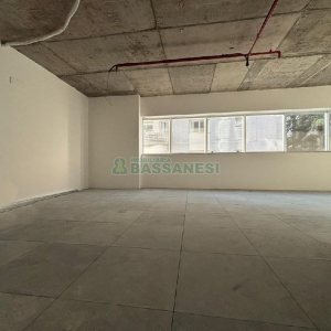 Sala com 67m², 2 vagas, no bairro Centro em Caxias do Sul para Alugar