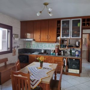 Casa com 213m², 3 dormitórios, 1 vaga, no bairro Planalto em Caxias do Sul para Comprar