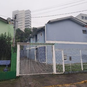 Sobrado com 86m², 3 dormitórios, 1 vaga, no bairro Cristo Redentor em Caxias do Sul para Comprar