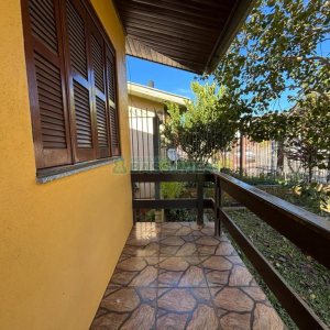 Casa com 63m², 3 dormitórios, 2 vagas, no bairro Charqueadas em Caxias do Sul para Comprar