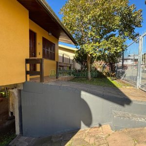 Casa com 63m², 3 dormitórios, 2 vagas, no bairro Charqueadas em Caxias do Sul para Comprar