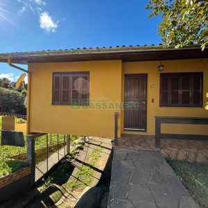 Casa com 63m², 3 dormitórios, 2 vagas, no bairro Charqueadas em Caxias do Sul para Comprar