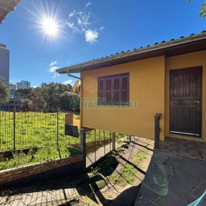 Casa com 63m², 3 dormitórios, 2 vagas, no bairro Charqueadas em Caxias do Sul para Comprar