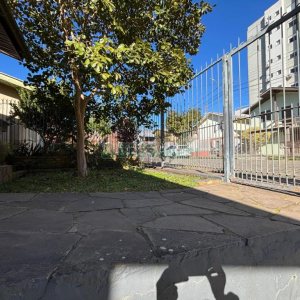 Casa com 63m², 3 dormitórios, 2 vagas, no bairro Charqueadas em Caxias do Sul para Comprar