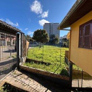 Casa com 63m², 3 dormitórios, 2 vagas, no bairro Charqueadas em Caxias do Sul para Comprar