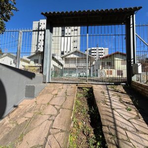 Casa com 63m², 3 dormitórios, 2 vagas, no bairro Charqueadas em Caxias do Sul para Comprar