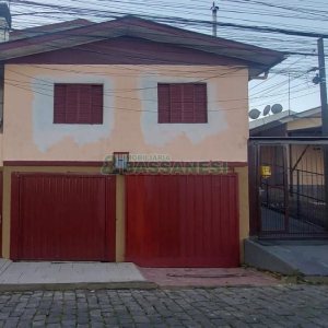 Casa com 88m², 3 dormitórios, 2 vagas, no bairro Cidade Nova em Caxias do Sul para Alugar