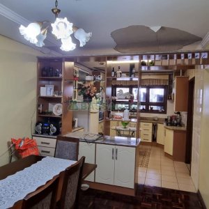 Casa com 342m², 3 dormitórios, 1 vaga, no bairro Cinqüentenário em Caxias do Sul para Comprar