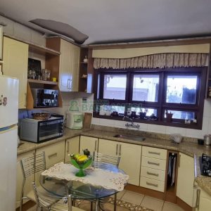 Casa com 342m², 3 dormitórios, 1 vaga, no bairro Cinqüentenário em Caxias do Sul para Comprar