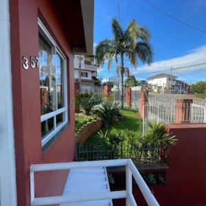 Sobrado com 150m², 3 dormitórios, 2 vagas, no bairro Vinhedos em Caxias do Sul para Comprar