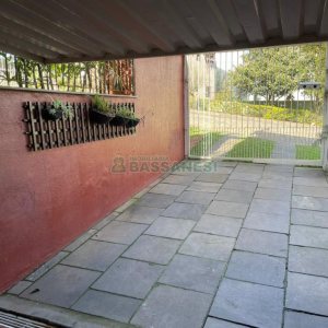 Sobrado com 150m², 3 dormitórios, 2 vagas, no bairro Vinhedos em Caxias do Sul para Comprar