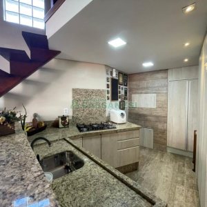 Sobrado com 150m², 3 dormitórios, 2 vagas, no bairro Vinhedos em Caxias do Sul para Comprar