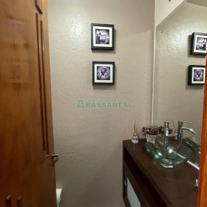 Sobrado com 150m², 3 dormitórios, 2 vagas, no bairro Vinhedos em Caxias do Sul para Comprar