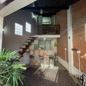 Sobrado com 150m², 3 dormitórios, 2 vagas, no bairro Vinhedos em Caxias do Sul para Comprar