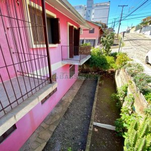 Casa com 136m², 6 dormitórios, 2 vagas, no bairro Santa Lúcia em Caxias do Sul para Comprar
