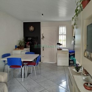 Sobrado com 90m², 2 dormitórios, 1 vaga, no bairro São Victor COHAB em Caxias do Sul para Comprar