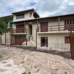 Casa com 72m², 2 dormitórios, 1 vaga, no bairro Pioneiro em Caxias do Sul para Alugar