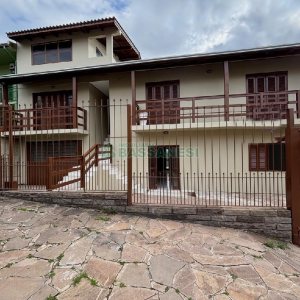 Casa com 72m², 2 dormitórios, 1 vaga, no bairro Pioneiro em Caxias do Sul para Alugar
