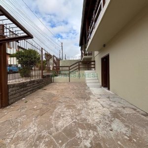 Casa com 72m², 2 dormitórios, 1 vaga, no bairro Pioneiro em Caxias do Sul para Alugar