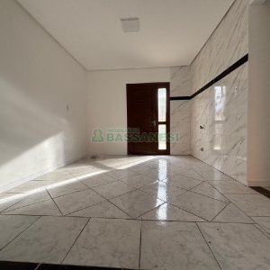 Casa com 72m², 2 dormitórios, 1 vaga, no bairro Pioneiro em Caxias do Sul para Alugar