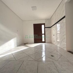 Casa com 72m², 2 dormitórios, 1 vaga, no bairro Pioneiro em Caxias do Sul para Alugar