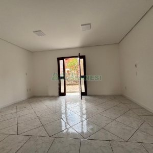 Casa com 72m², 2 dormitórios, 1 vaga, no bairro Pioneiro em Caxias do Sul para Alugar