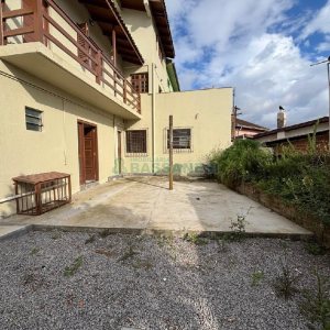 Casa com 72m², 2 dormitórios, 1 vaga, no bairro Pioneiro em Caxias do Sul para Alugar