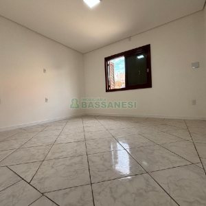 Casa com 72m², 2 dormitórios, 1 vaga, no bairro Pioneiro em Caxias do Sul para Alugar