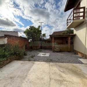 Casa com 72m², 2 dormitórios, 1 vaga, no bairro Pioneiro em Caxias do Sul para Alugar