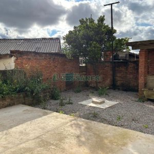 Casa com 72m², 2 dormitórios, 1 vaga, no bairro Pioneiro em Caxias do Sul para Alugar