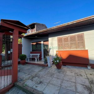 Casa com 103m², 4 dormitórios, 2 vagas, no bairro Kayser em Caxias do Sul para Comprar