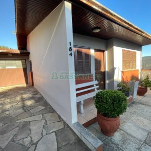 Casa com 103m², 4 dormitórios, 2 vagas, no bairro Kayser em Caxias do Sul para Comprar
