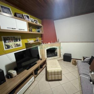Casa com 103m², 4 dormitórios, 2 vagas, no bairro Kayser em Caxias do Sul para Comprar