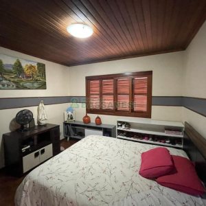 Casa com 103m², 4 dormitórios, 2 vagas, no bairro Kayser em Caxias do Sul para Comprar