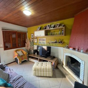 Casa com 103m², 4 dormitórios, 2 vagas, no bairro Kayser em Caxias do Sul para Comprar