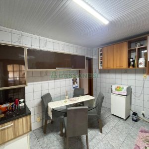Casa com 103m², 4 dormitórios, 2 vagas, no bairro Kayser em Caxias do Sul para Comprar