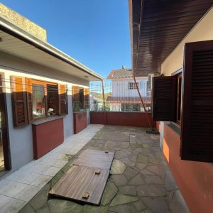 Casa com 103m², 4 dormitórios, 2 vagas, no bairro Kayser em Caxias do Sul para Comprar