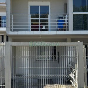 Sobrado com 70m², 2 dormitórios, 1 vaga, no bairro Vinhedos em Caxias do Sul para Comprar